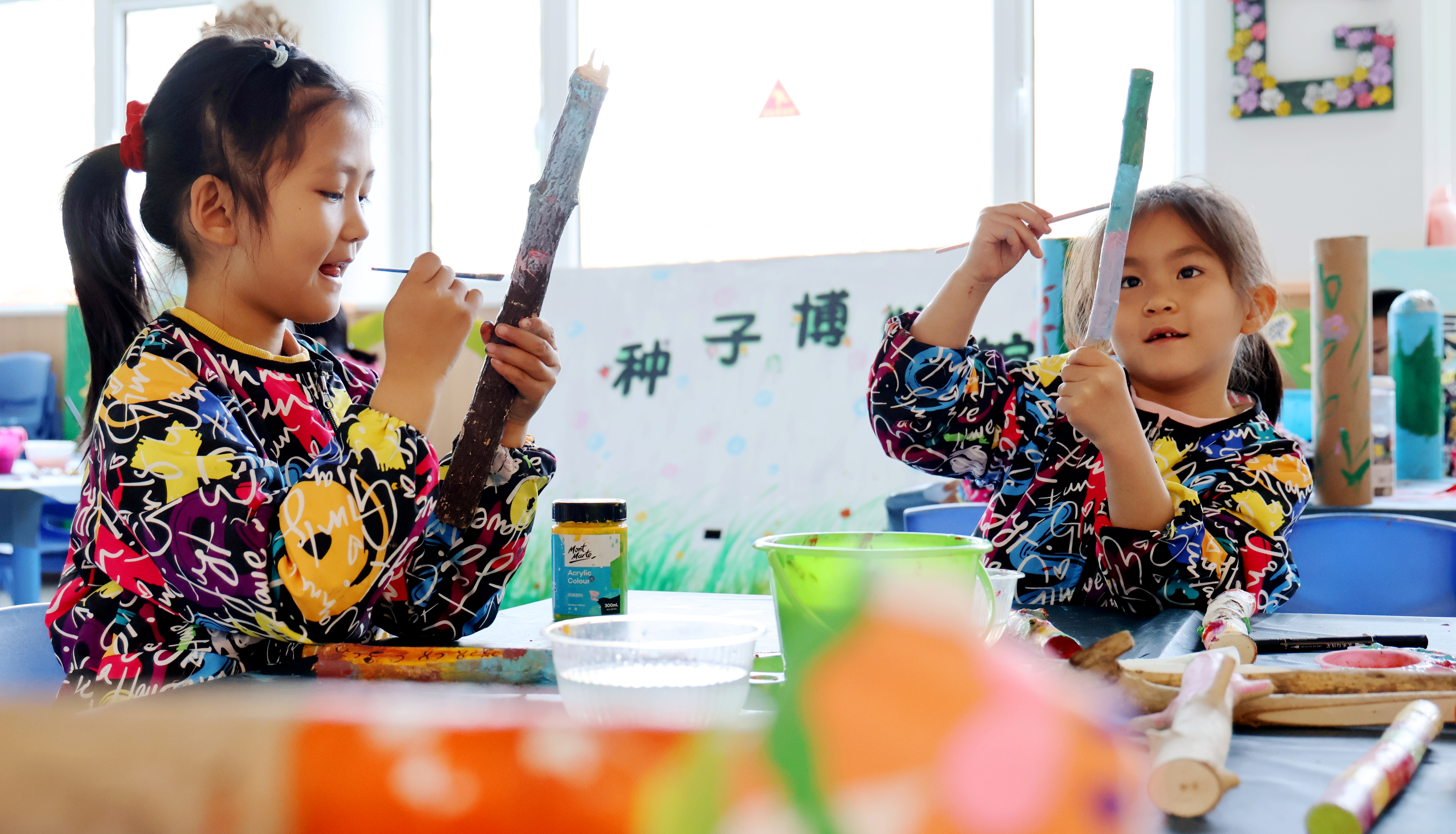 02 幼兒用樹根創(chuàng)意繪春天。宋雪蓮 攝.JPG