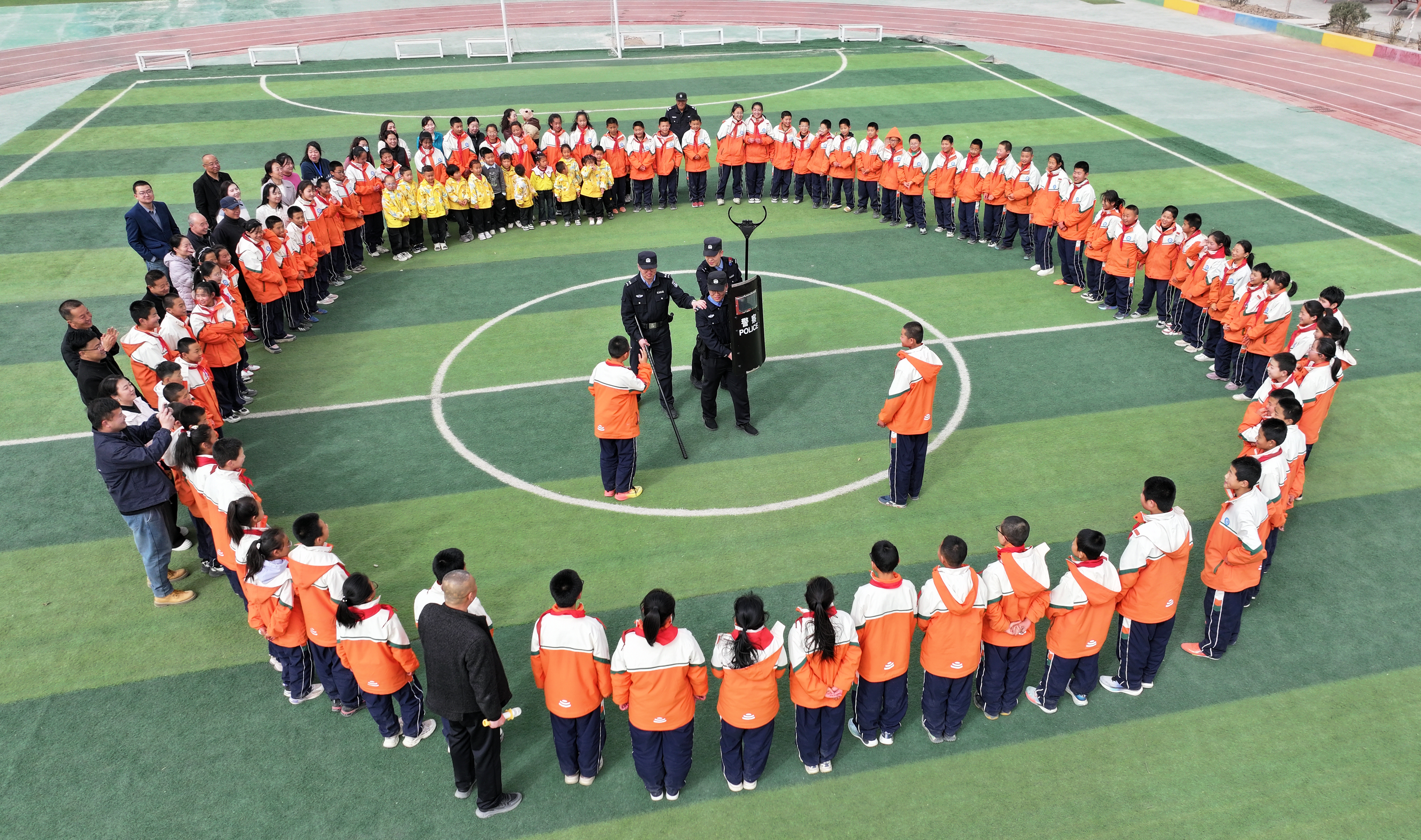 警察講解演示防控器械的使用方法.JPG