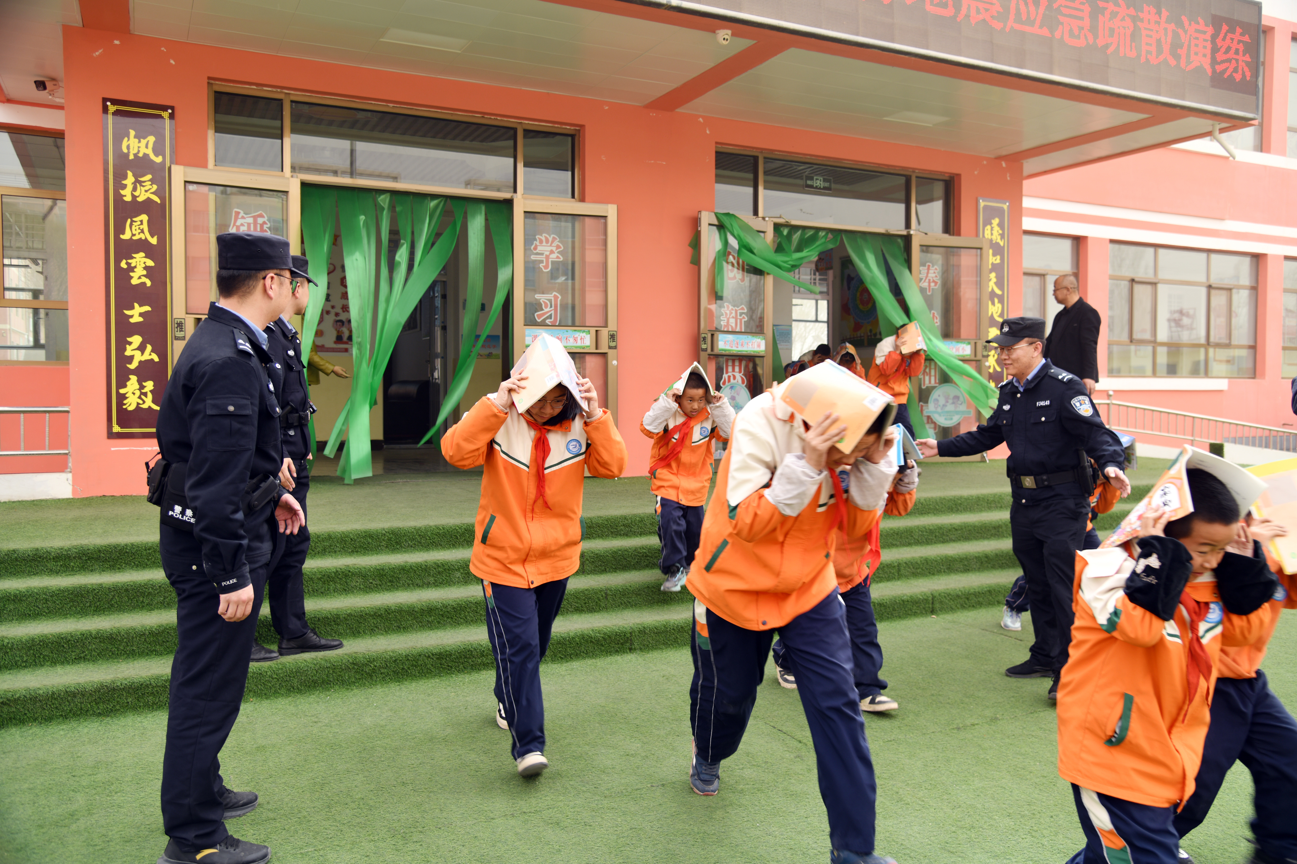 警校合作進(jìn)行應(yīng)急疏散演練.JPG