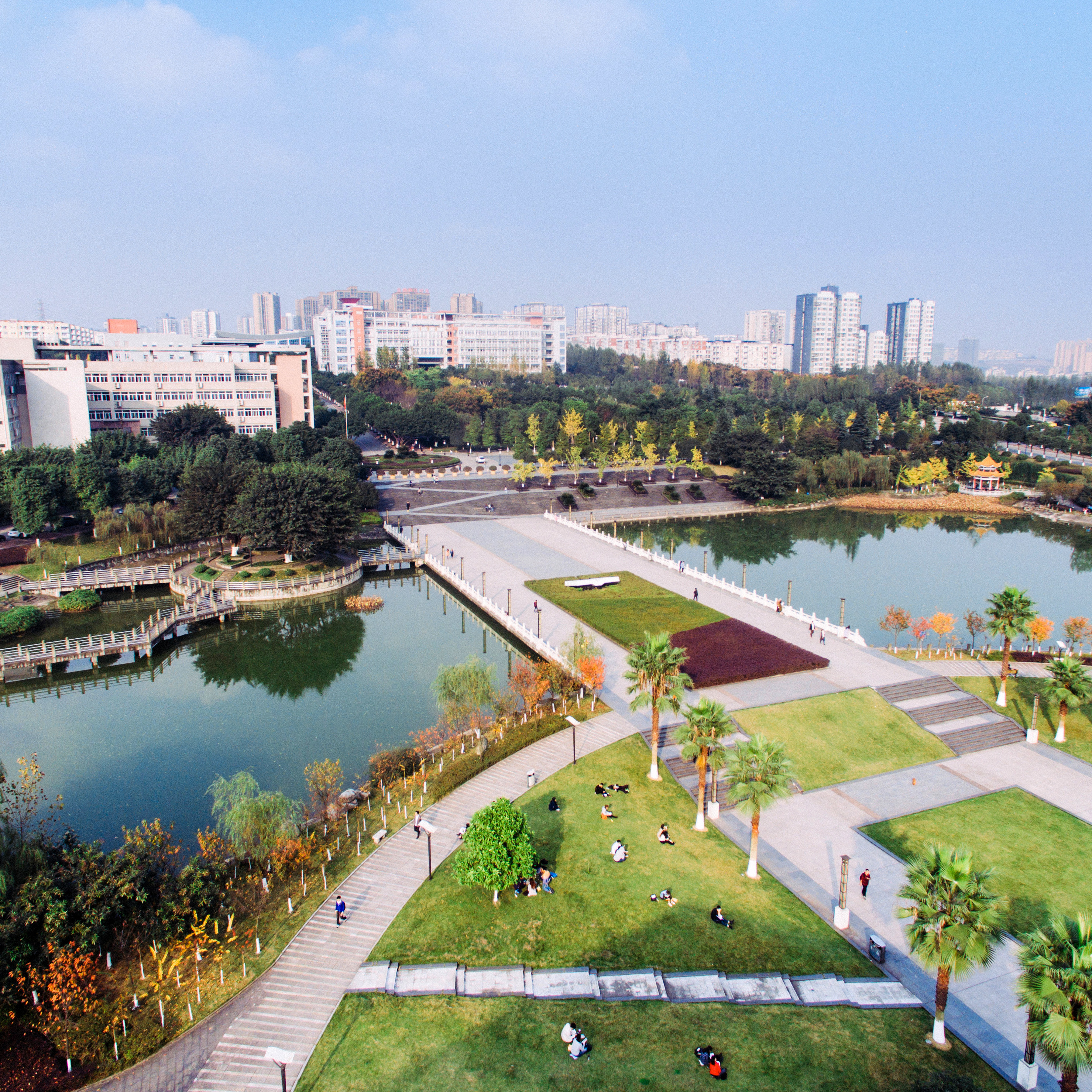 西南政法大學(xué)渝北校區(qū)圖書(shū)館毓秀湖 2.jpg