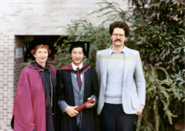攝于作者的碩士畢業(yè)典禮后（1982年5月）。左為瑪塔博士，右為當時在拉籌伯大學語言學系授課的一位美國老師，他也是作者碩士論文的評閱人之一.jpg