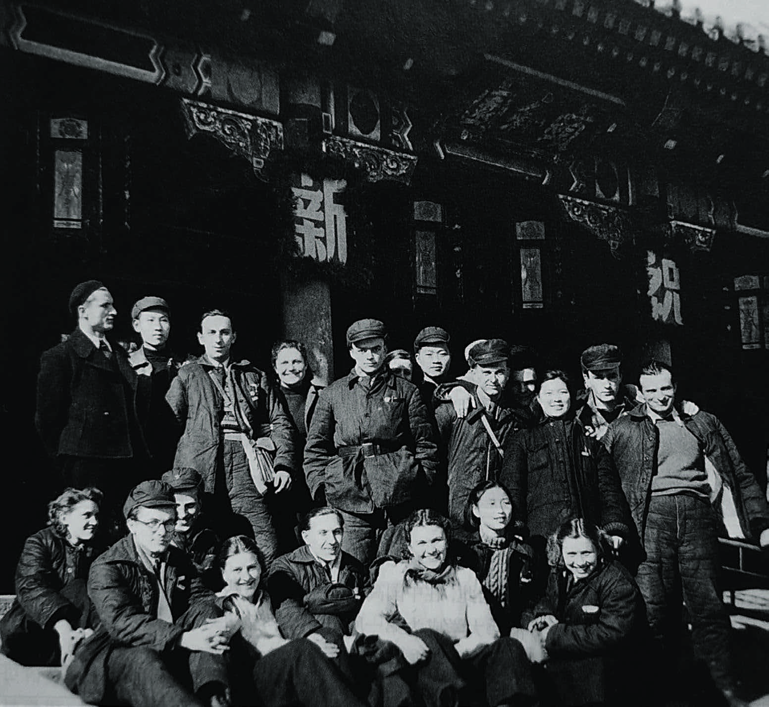 1957年11月17日，毛澤東在莫斯科大學(xué)接見(jiàn)中國(guó)留學(xué)生（神州學(xué)人資料圖）.jpg