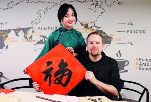 p27北華航天工業(yè)學(xué)院美籍教師本杰明和妻子一同為中國(guó)朋友送上祝福.jpg