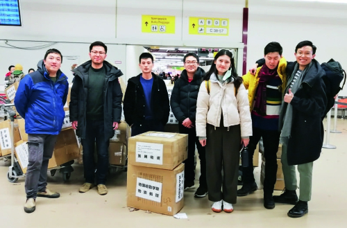 p10德國哈勒中國學生學者聯(lián)合會在柏林泰格爾機場托運捐贈物資.jpg