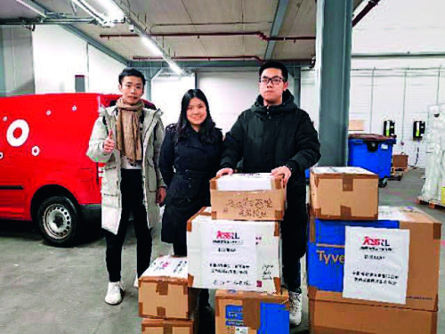 p11-3中國留荷學生學者聯(lián)合會籌集的第一 批301套防護服送達貨運倉庫.jpg