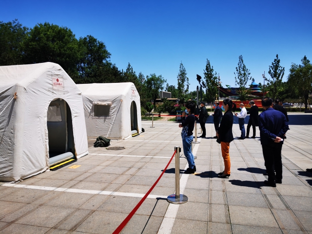 5月19日，江蘇省政協(xié)代表團(tuán)抵京后進(jìn)行核酸檢測。唐江澎委員攝.jpg