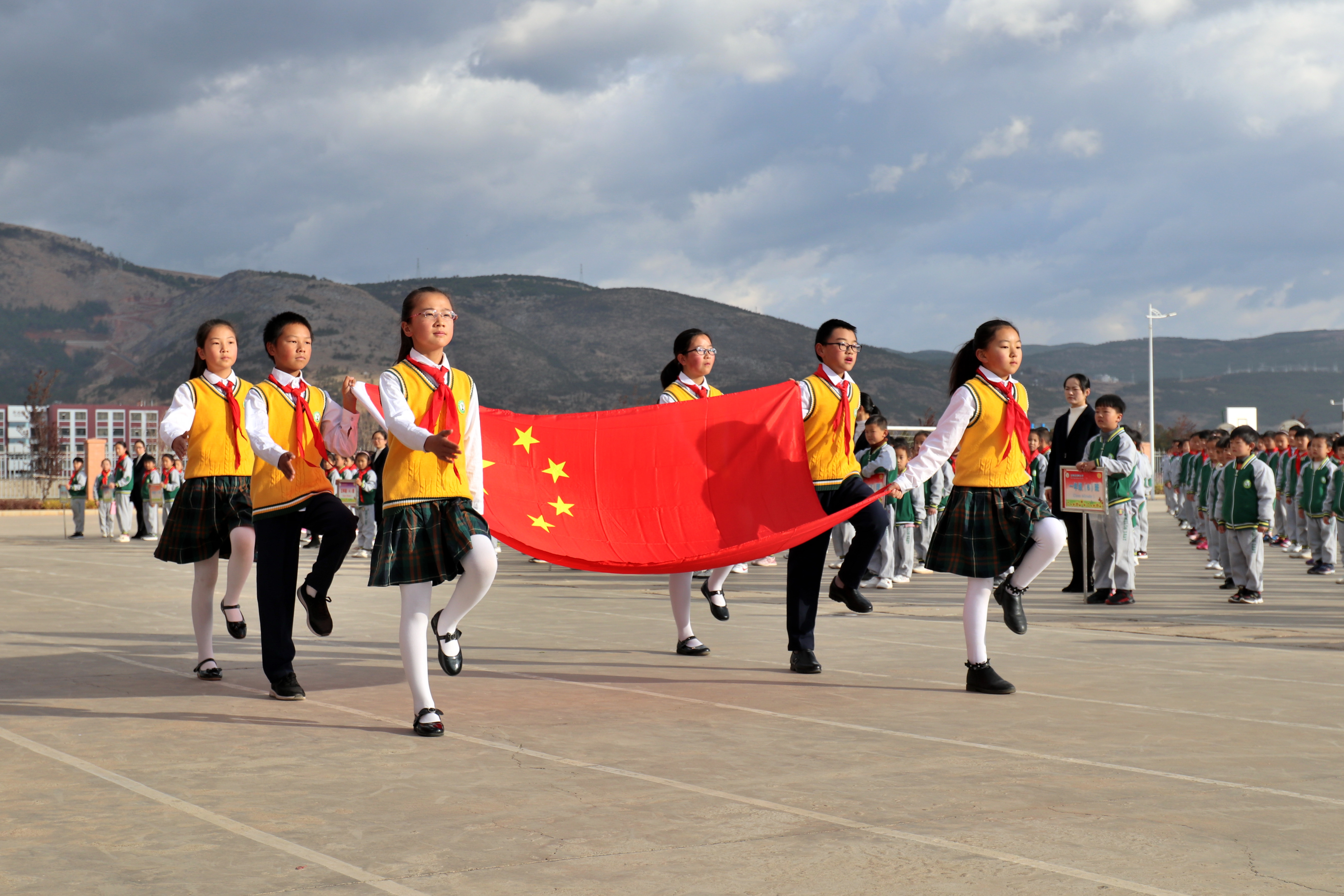 搬遷安置學(xué)校開(kāi)學(xué).JPG