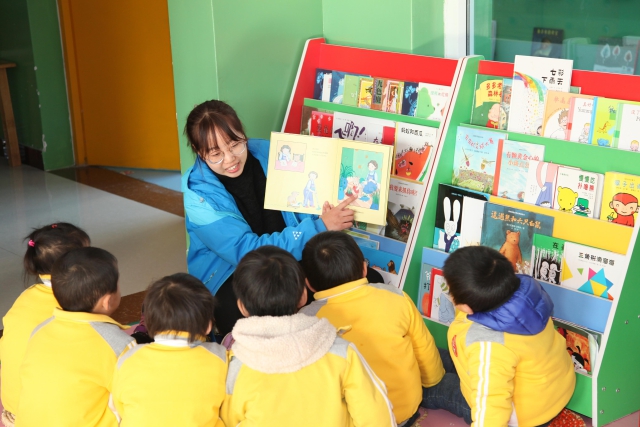 老師和幼兒分享繪本故事.jpg