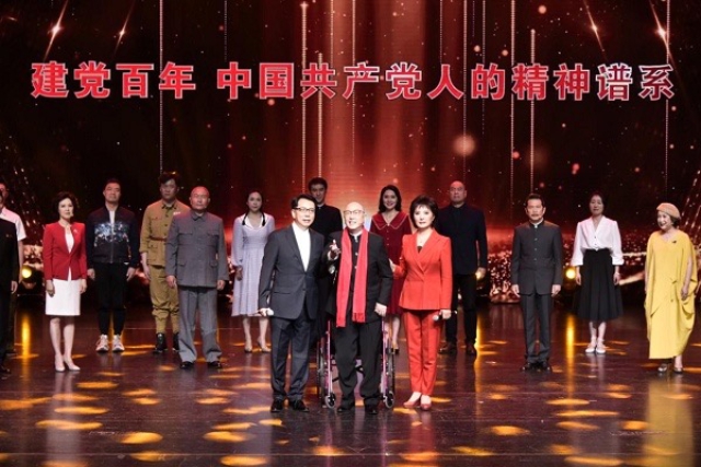 《詩(shī)意中國(guó)?紅色記憶》的壓軸節(jié)目是抗戰(zhàn)詩(shī)篇《我愛這土地》，但在今天賦予了新的意義，那就是共產(chǎn)黨人永遠(yuǎn)的初心。.jpg