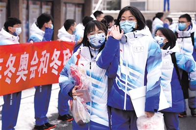 1月23日，在北京交通大學(xué)，首批冬奧志愿者準(zhǔn)備出發(fā)。當(dāng)日，北京交通大學(xué)首批冬奧志愿者集結(jié)出發(fā)。據(jù)了解，首批80名師生志愿者將在國家體育館開展志愿服務(wù)工作。新華社記者 任超 攝.jpg