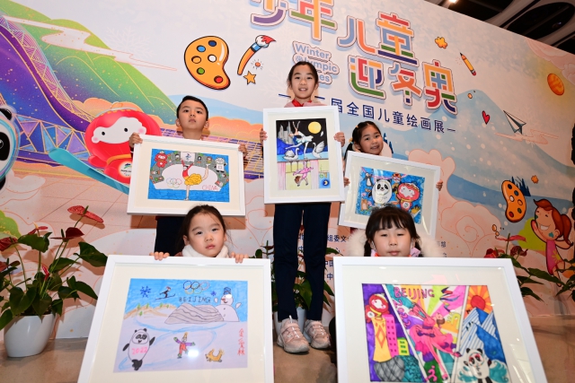 少年兒童迎冬奧——第二屆全國兒童繪畫展”今天在中國婦女兒童博物館開幕。從2022幅作品中精心遴選出的300余幅代表作，分為“我的童年冬奧夢”“靈巧小手畫冬奧”“冰雪迎春喜洋洋”“攜手奮進(jìn)向未來”四個篇章進(jìn)行展示。2.jpg