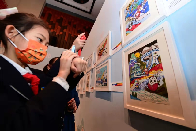 少年兒童迎冬奧——第二屆全國兒童繪畫展”今天在中國婦女兒童博物館開幕。從2022幅作品中精心遴選出的300余幅代表作，分為“我的童年冬奧夢”“靈巧小手畫冬奧”“冰雪迎春喜洋洋”“攜手奮進(jìn)向未來”四個篇章進(jìn)行展示。1.jpg