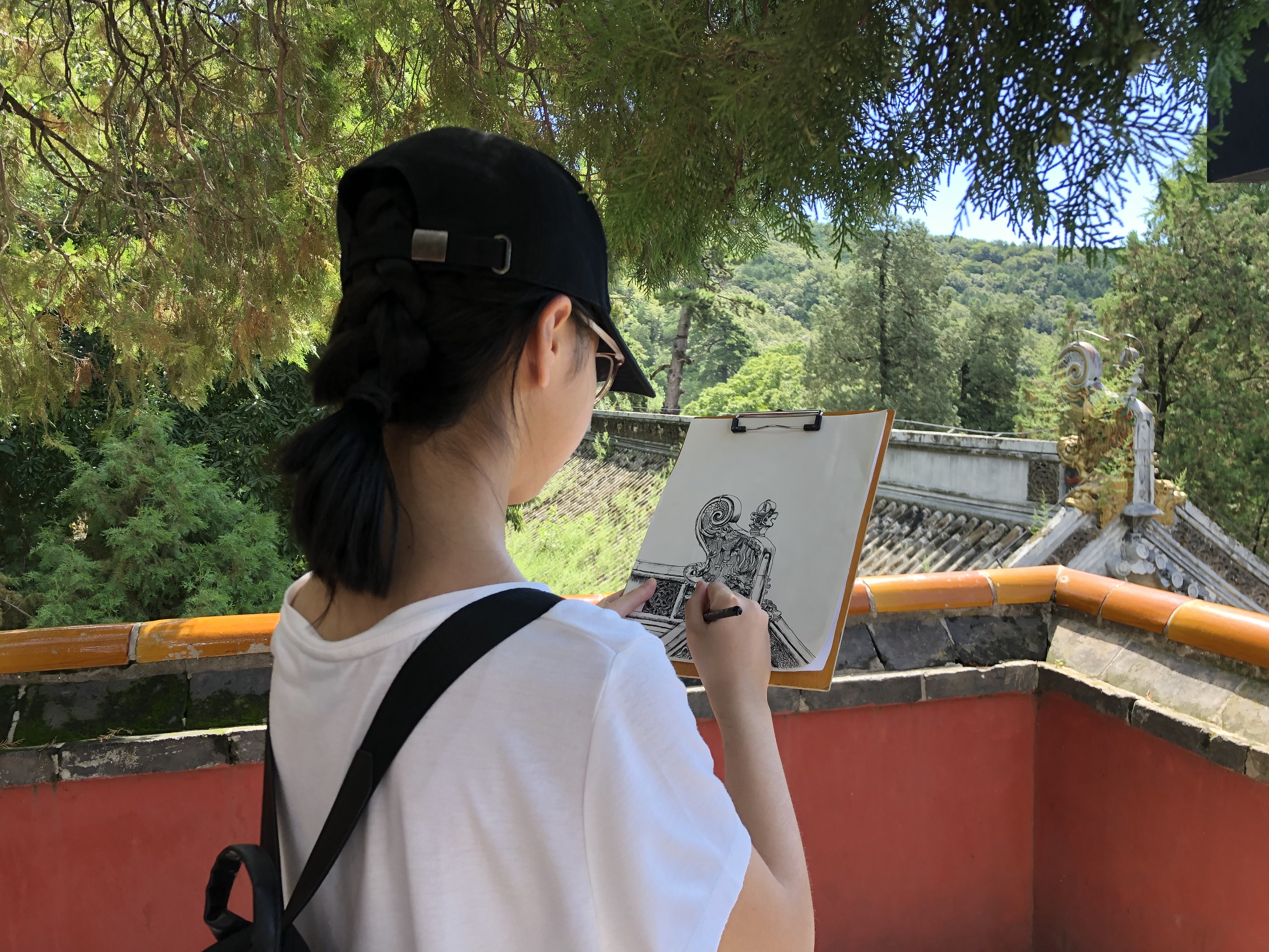 大峪中學(xué)學(xué)生潭柘寺寫(xiě)生.JPG