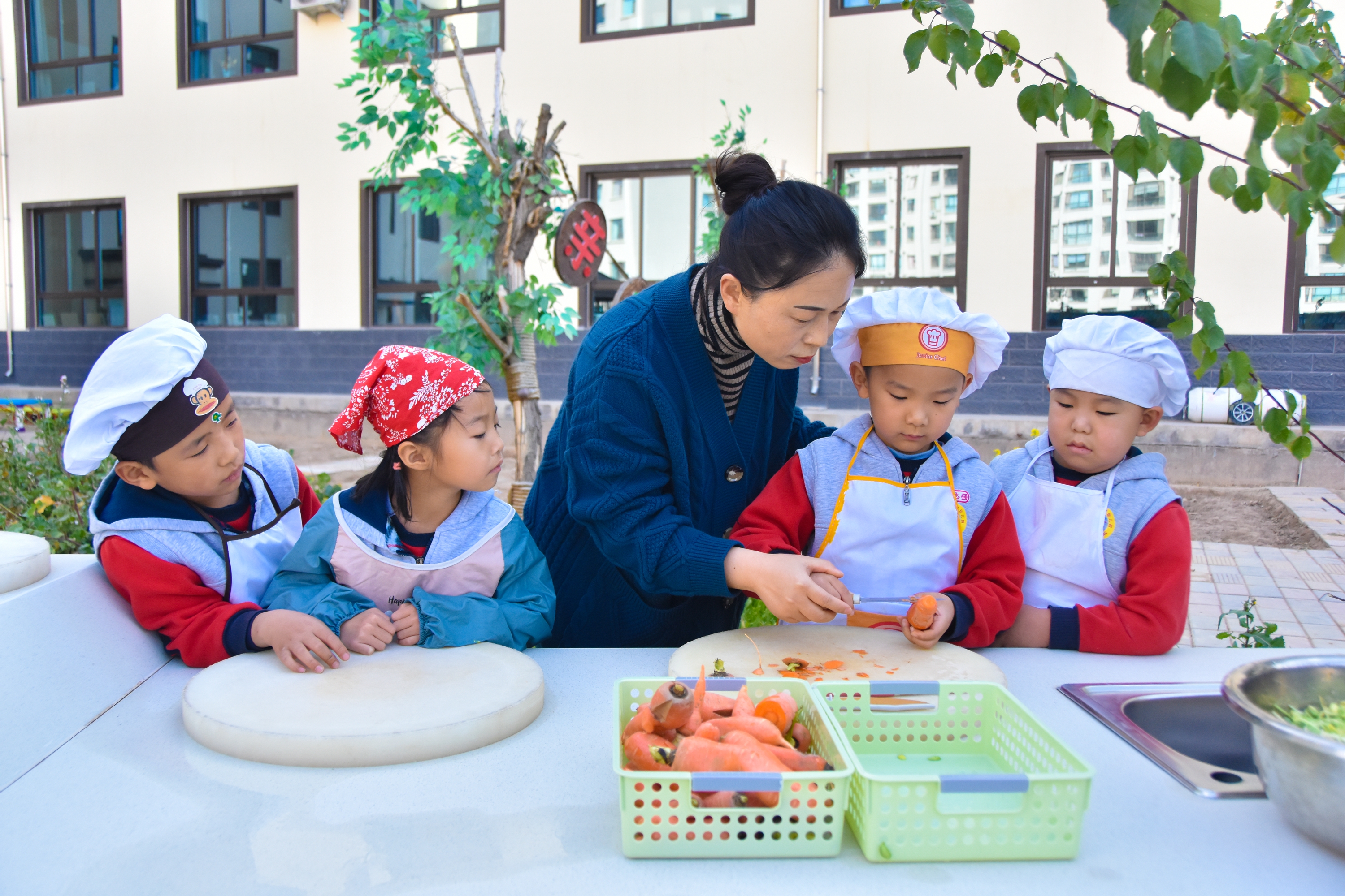 1.甘肅臨澤：濱河幼兒園“種植農(nóng)場(chǎng)” 體驗(yàn)農(nóng)耕樂趣5.JPG