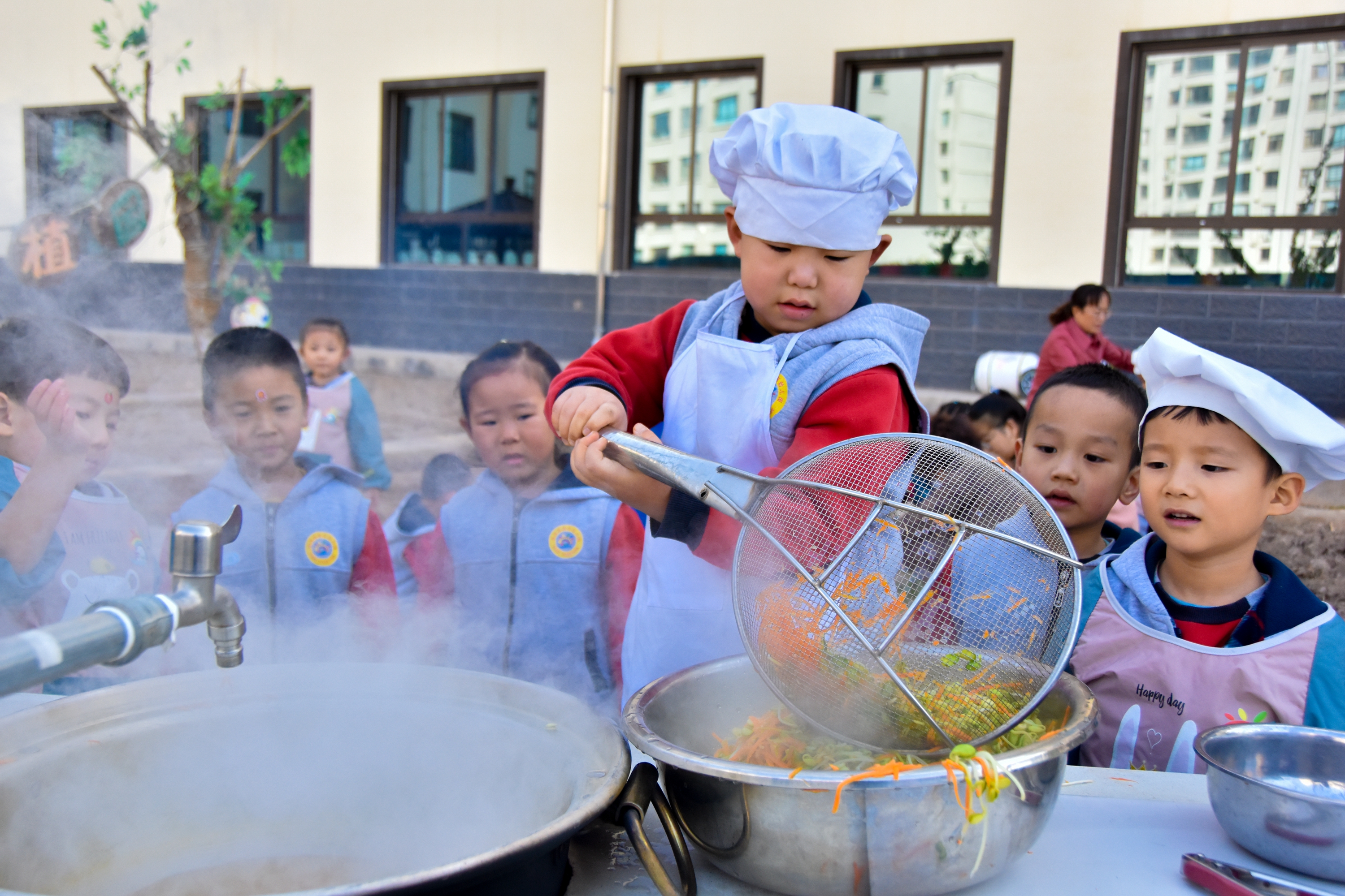 1.甘肅臨澤：濱河幼兒園“種植農(nóng)場(chǎng)” 體驗(yàn)農(nóng)耕樂趣2.JPG