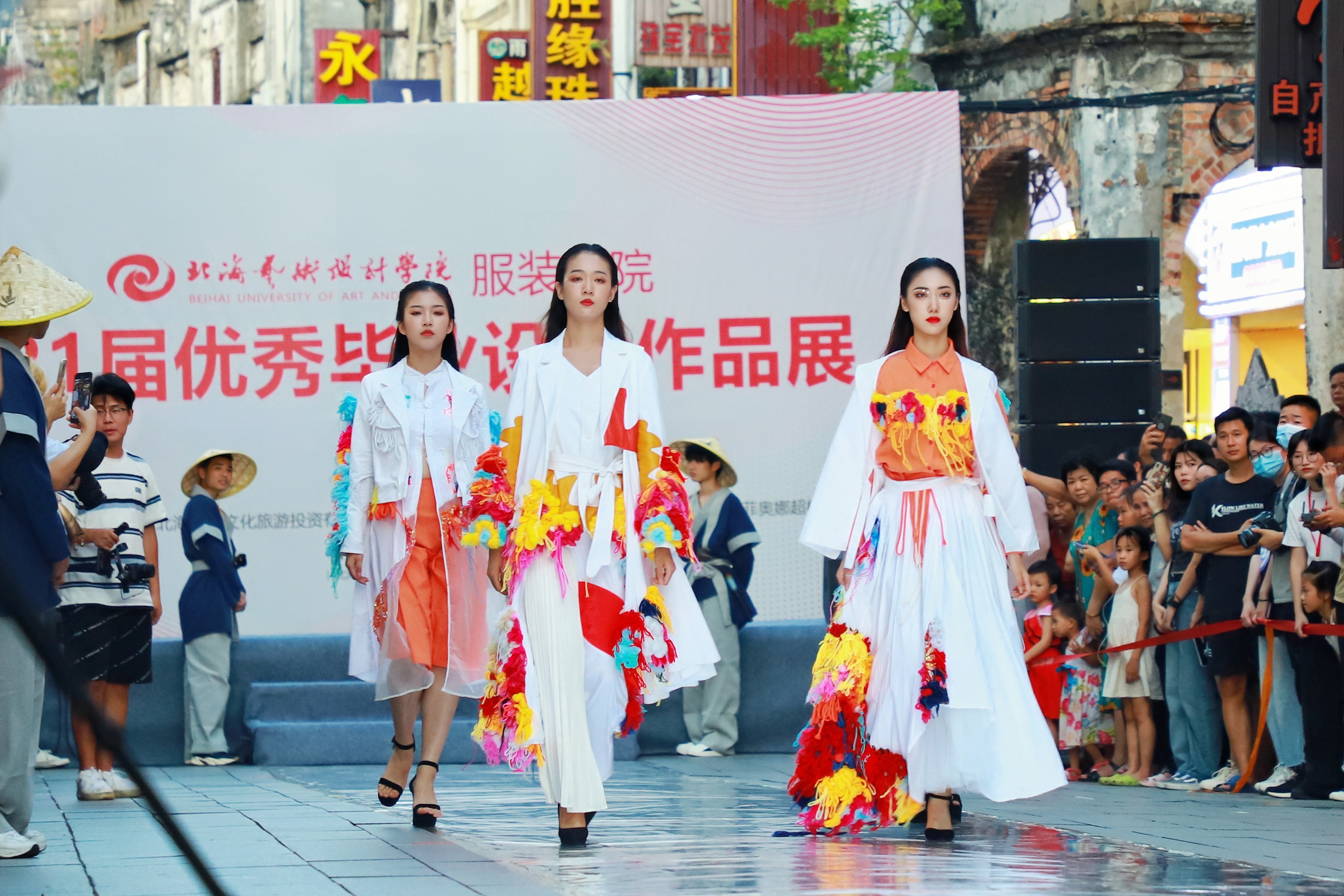 學(xué)生在北海老街進(jìn)行優(yōu)秀畢業(yè)作品展走秀。北海藝術(shù)設(shè)計(jì)學(xué)院供圖.jpg