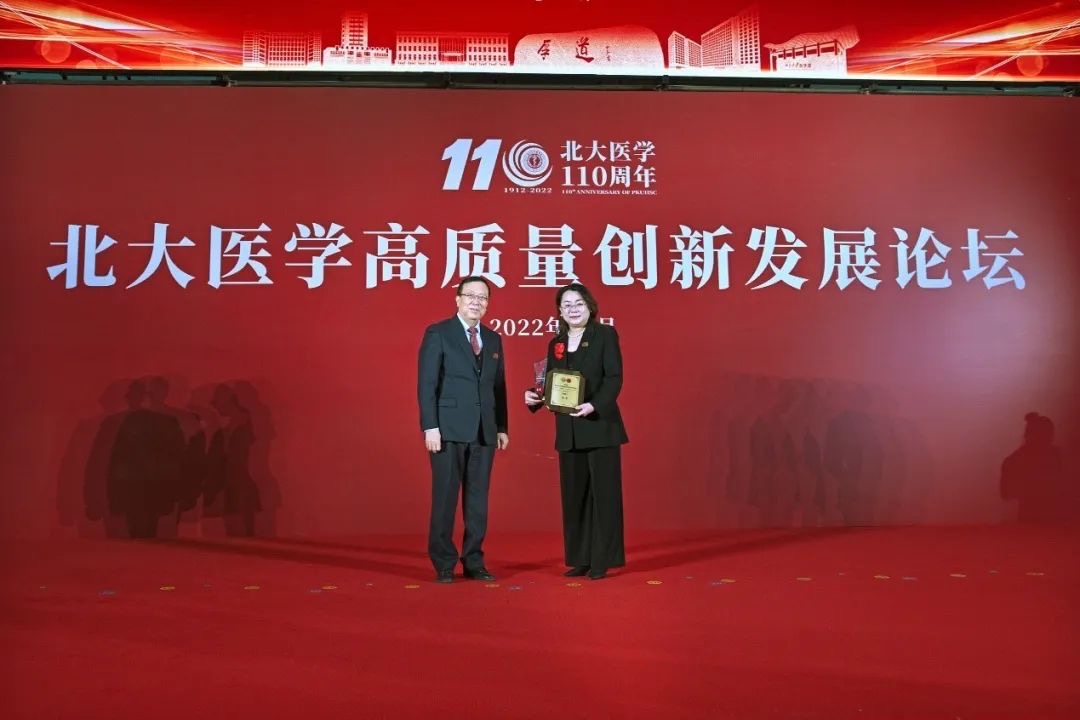北京大學(xué)黨委書記郝平為獲獎(jiǎng)?wù)哳C獎(jiǎng)。學(xué)校供圖.jpg