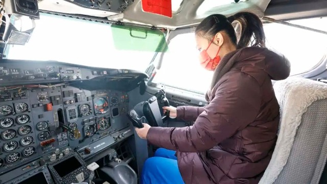 視力障礙孩子在民航大學(xué)感受飛機(jī)。圖片由學(xué)校提供.jpg