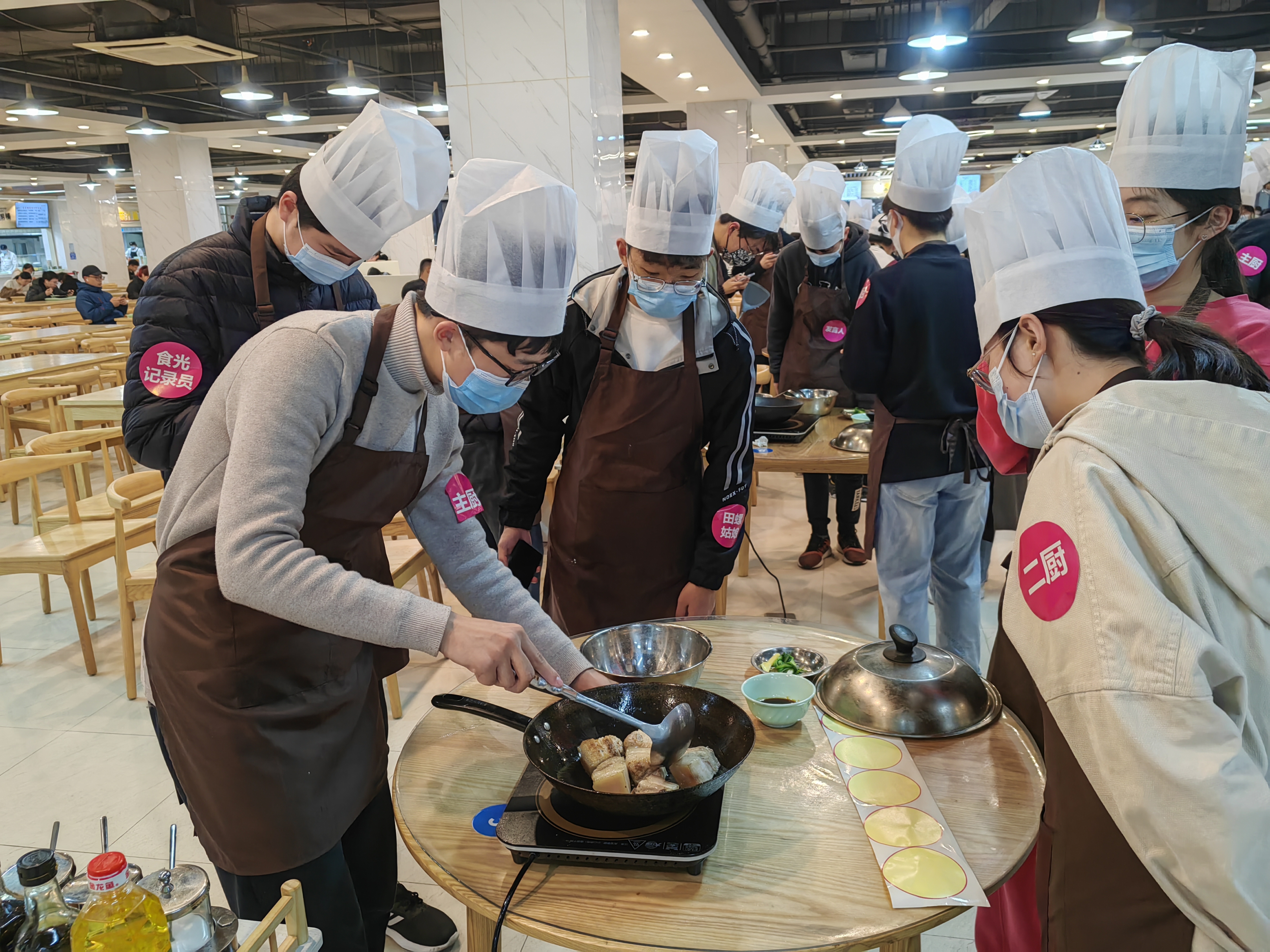 華東理工大學(xué)將勞動教育課堂搬到食堂。（學(xué)校供圖）.jpg