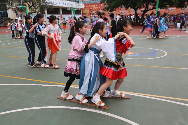 南寧市星湖小學(xué)的三、四年級學(xué)生開展了壯族競技項目“三人板鞋”.JPG