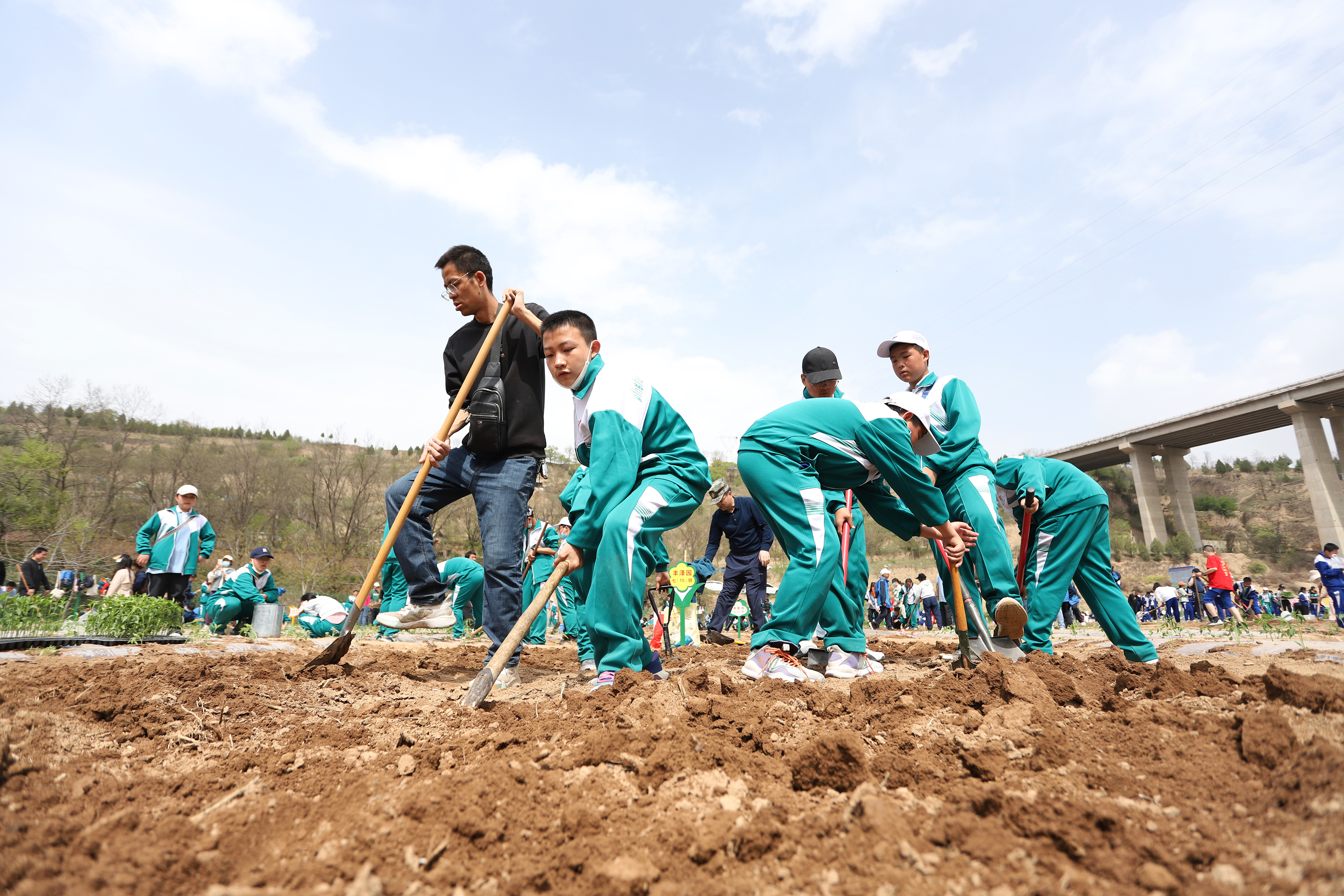 10——4月27日，在甘肅省平?jīng)鍪械谒闹袑W(xué)行知園學(xué)農(nóng)基地里，老師、家長(zhǎng)和學(xué)生在翻地。.JPG