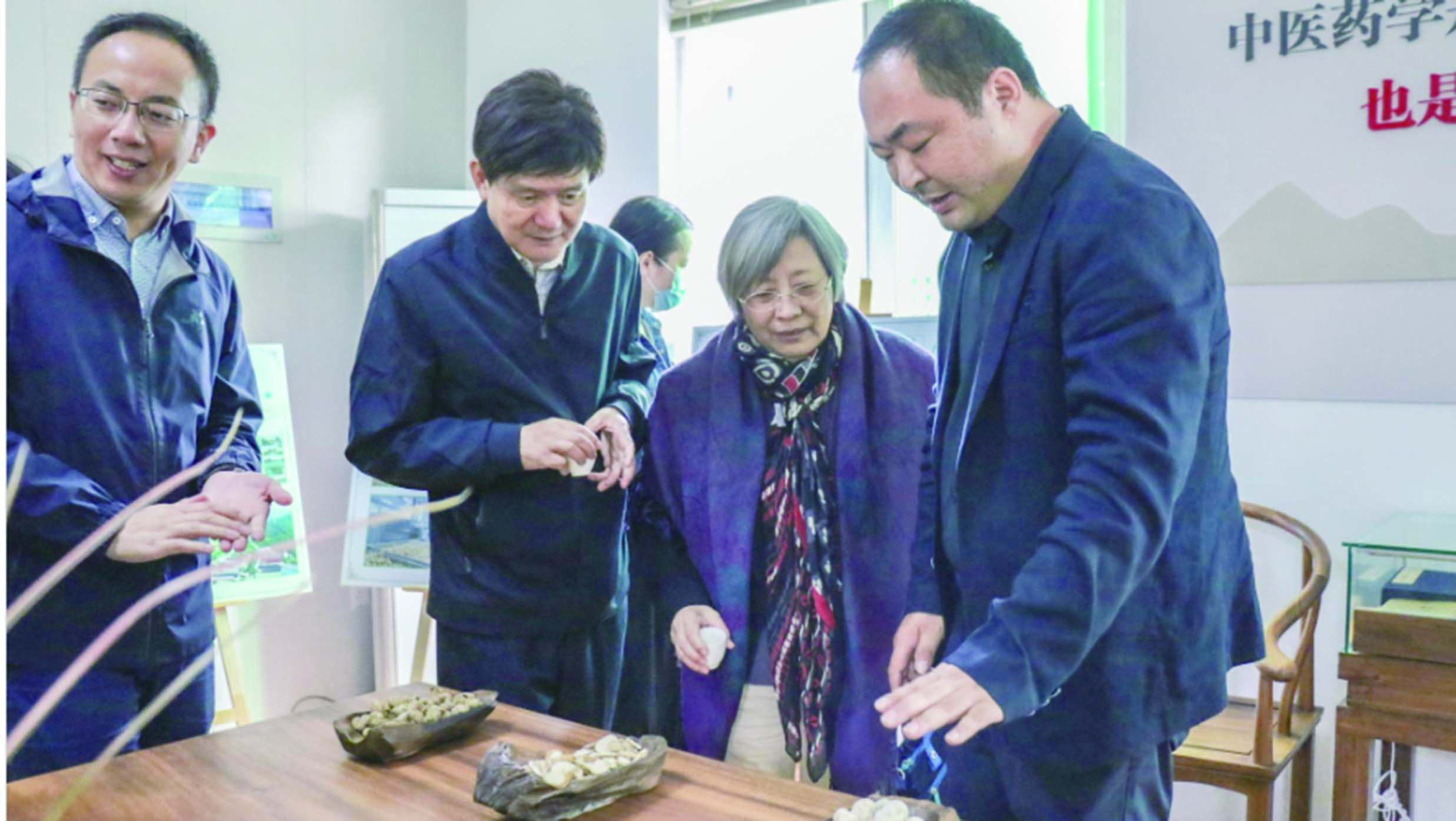趙玉芬院士團(tuán)隊成員查看飛天歸來的浙貝母種子 學(xué)校供圖.jpg