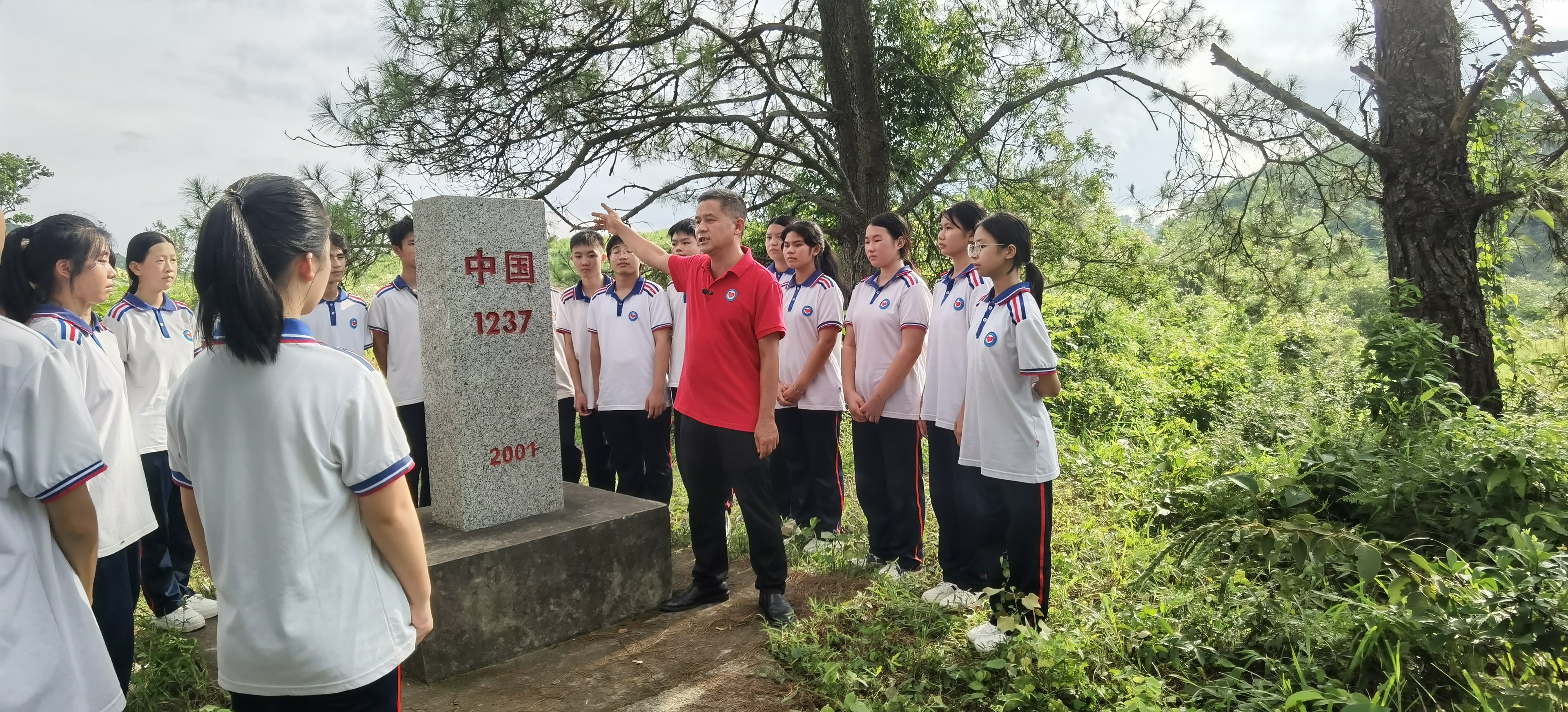 2023年9月1日，楊壽東帶領(lǐng)愛店國門學(xué)校師生到1237號界碑開展愛國主義教育活動。學(xué)校供圖.jpg