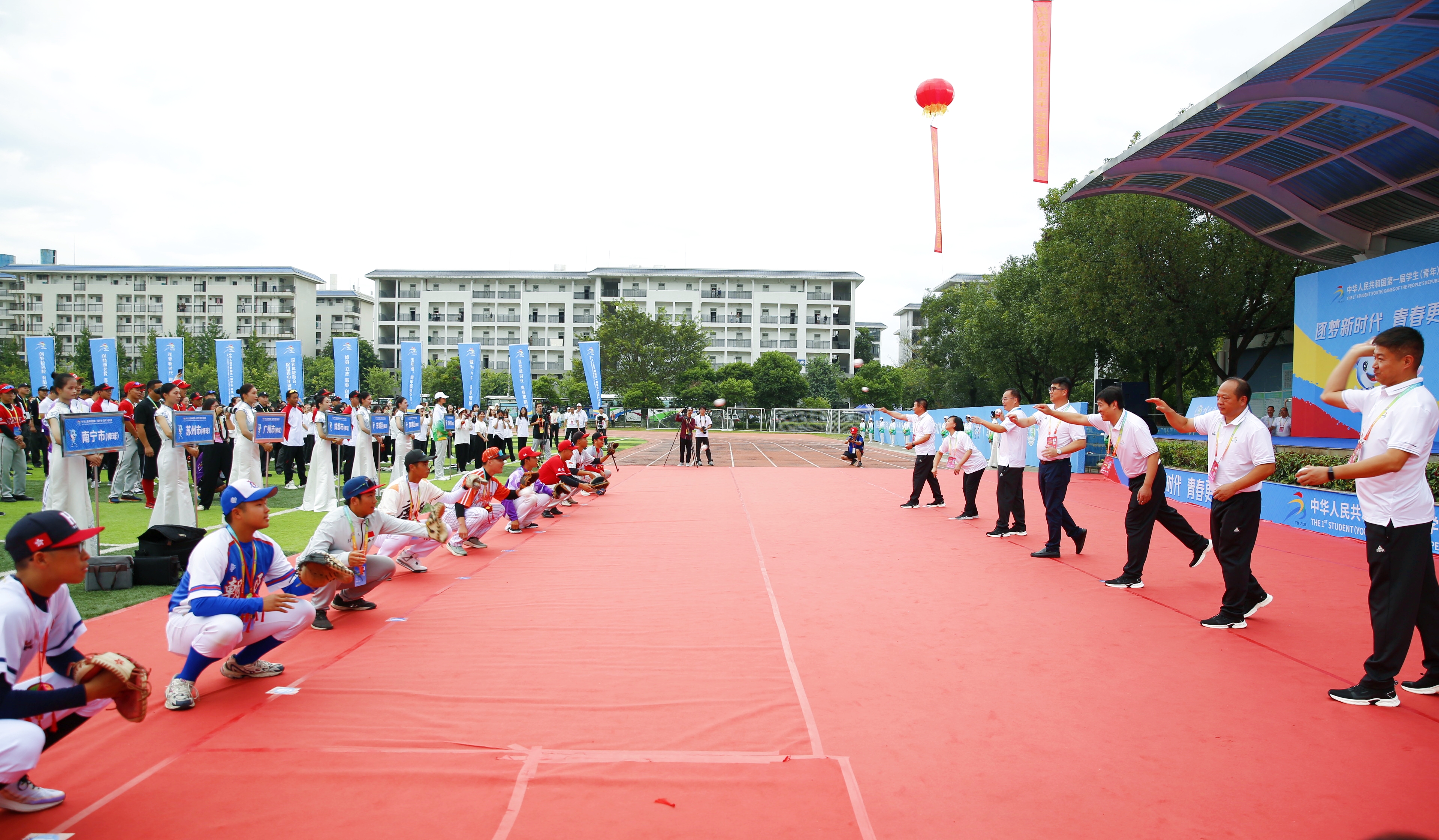主席臺上領導、嘉賓為比賽開球.jpg