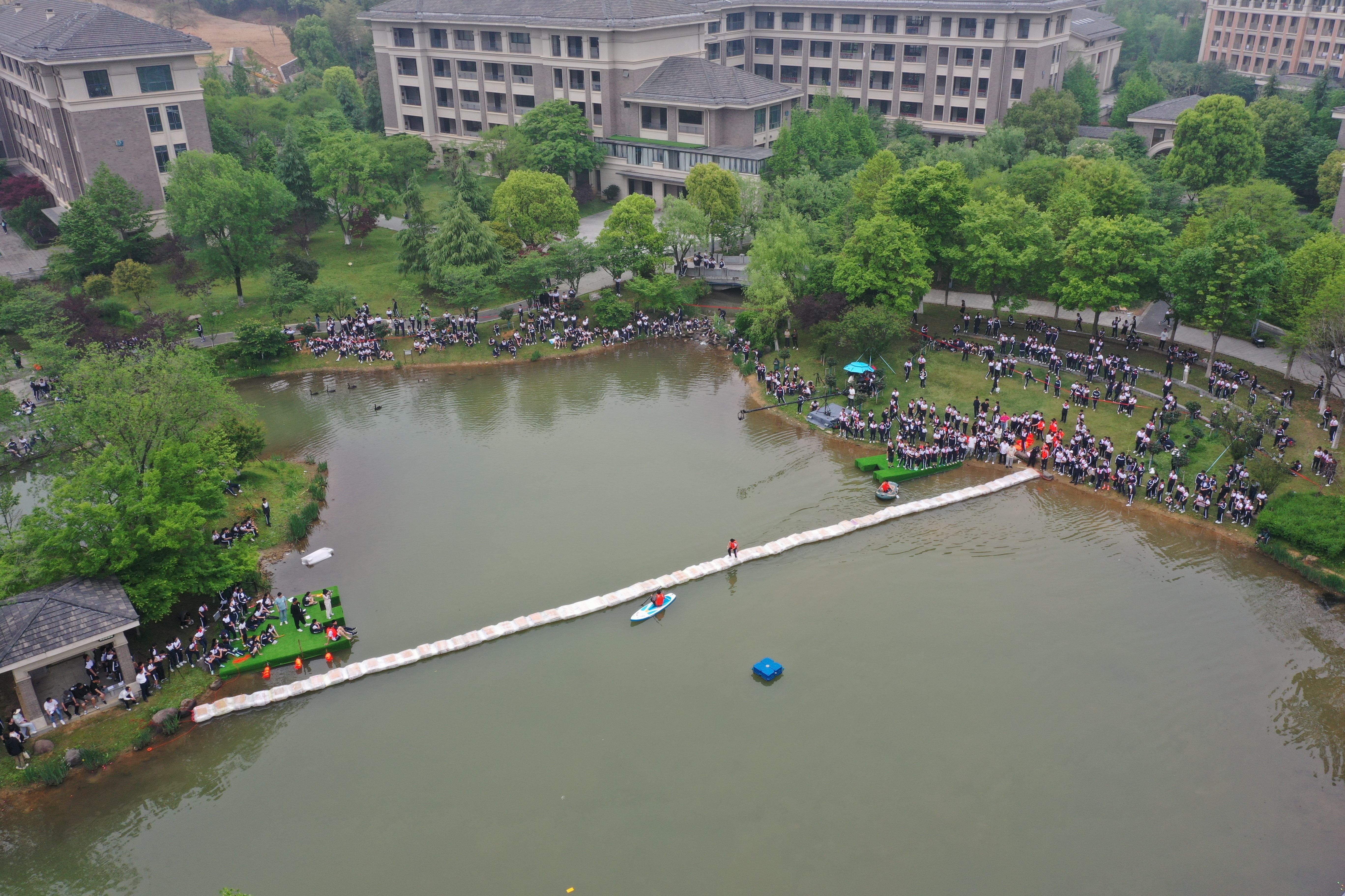 七年級學(xué)生自制浮橋。學(xué)校供圖.jpg