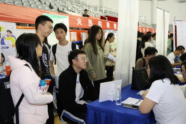 招聘會現(xiàn)場。學校供圖
