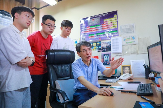 中國科學(xué)院院士、清華大學(xué)教授、南方科技大學(xué)校長薛其坤正在指導(dǎo)學(xué)生開展科學(xué)研究。（南方科技大學(xué)供圖）.jpg