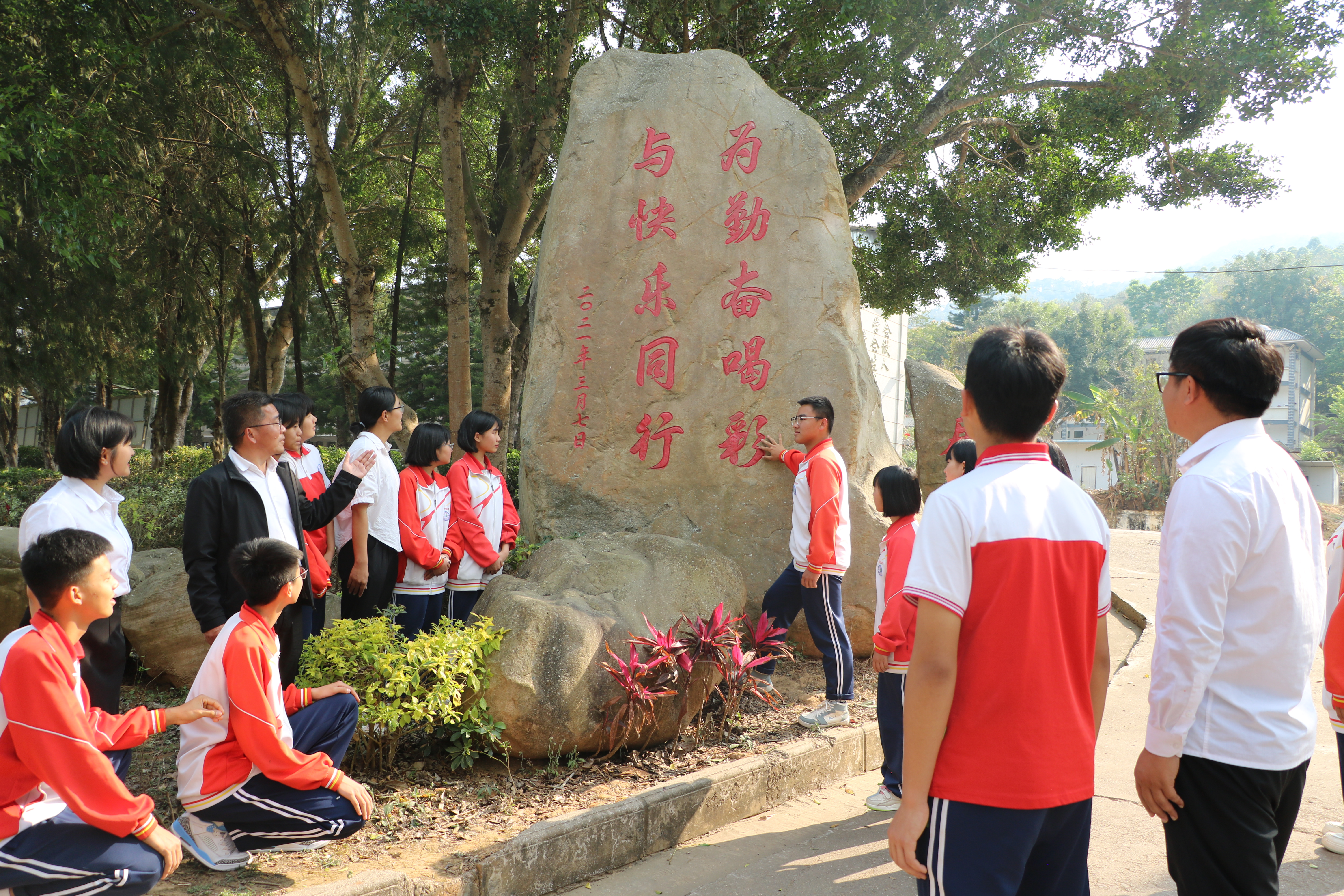 初中部校長(zhǎng)在導(dǎo)覽活動(dòng)中對(duì)學(xué)生講解校訓(xùn)石與學(xué)校的歷史淵源.jpg