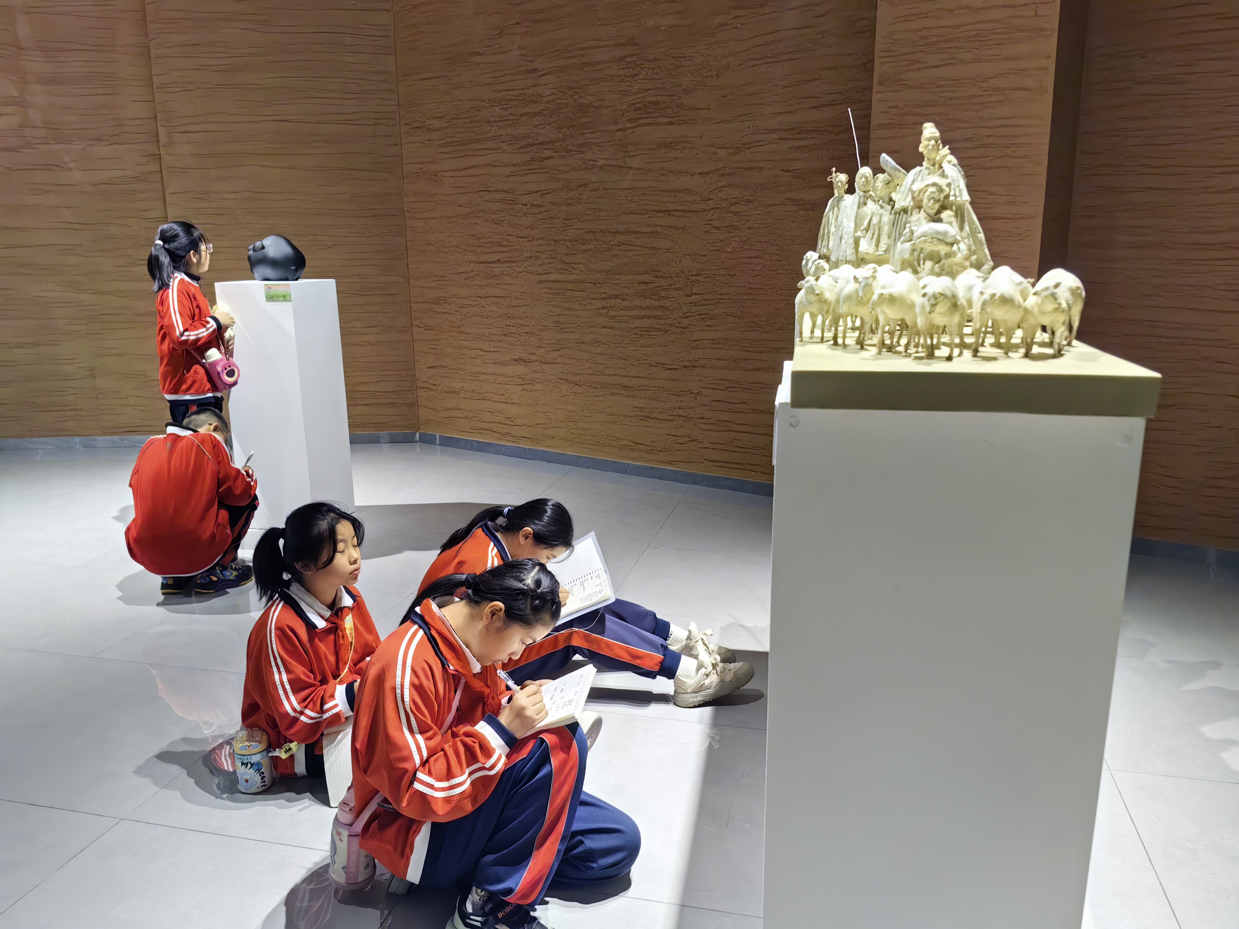 學(xué)生走進雕塑藝術(shù)館2.jpg