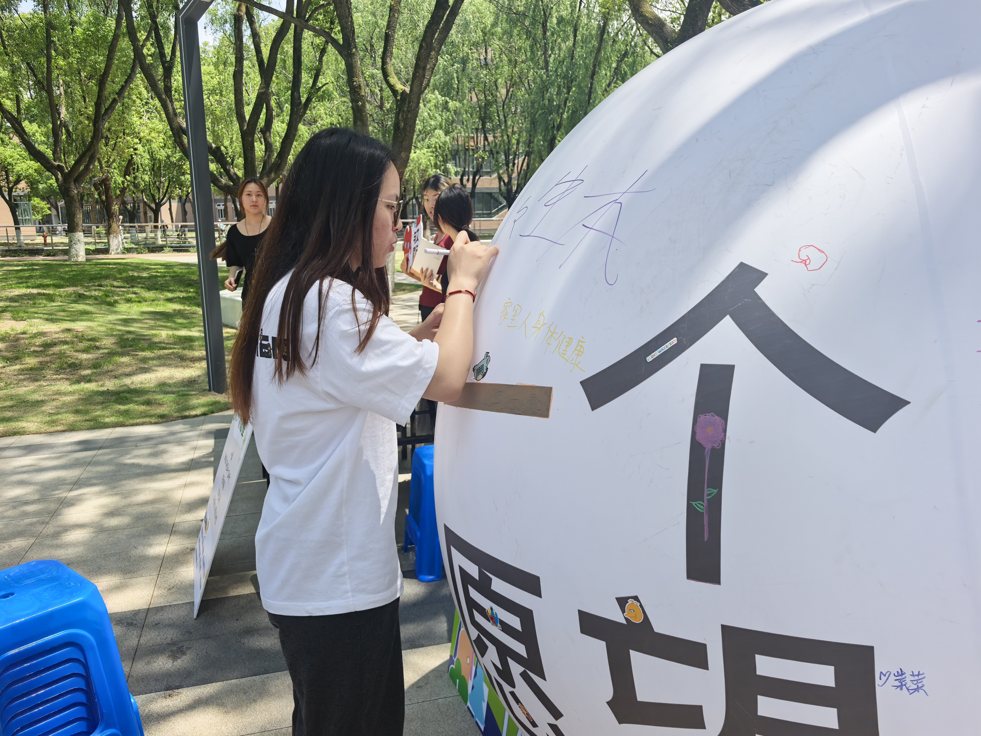 寧波城市職院解壓集市現(xiàn)場(chǎng) 學(xué)校供圖.jpg