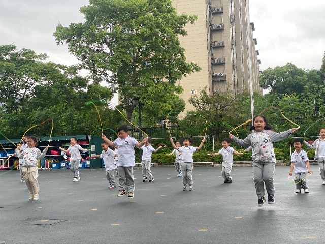 寧波市海曙區(qū)雅悅幼兒園的孩子們在跳繩鍛煉 幼兒園供圖.jpg