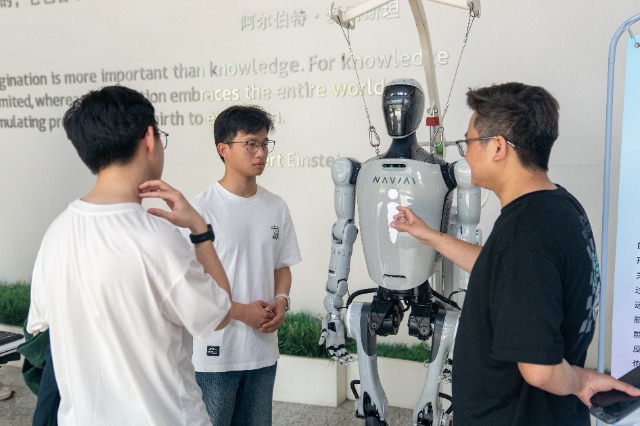 公眾參與體驗(yàn)中國(guó)科學(xué)院寧波材料所機(jī)器人科技成果 寧波材料所供圖.jpg