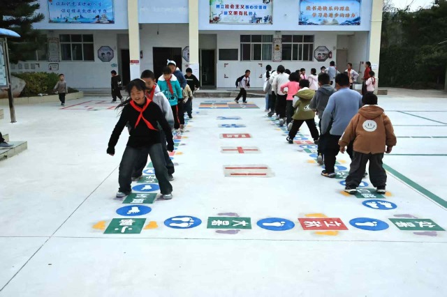 和平小學(xué)學(xué)生開展地面游戲.jpg
