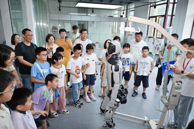 公眾參觀機(jī)器人與智能制造裝備技術(shù)實(shí)驗(yàn)室 中國(guó)科學(xué)院大學(xué)寧波材料工程學(xué)院供圖.jpg