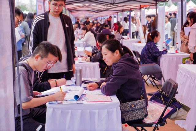 太原理工大學招聘會現場圖片2.jpg
