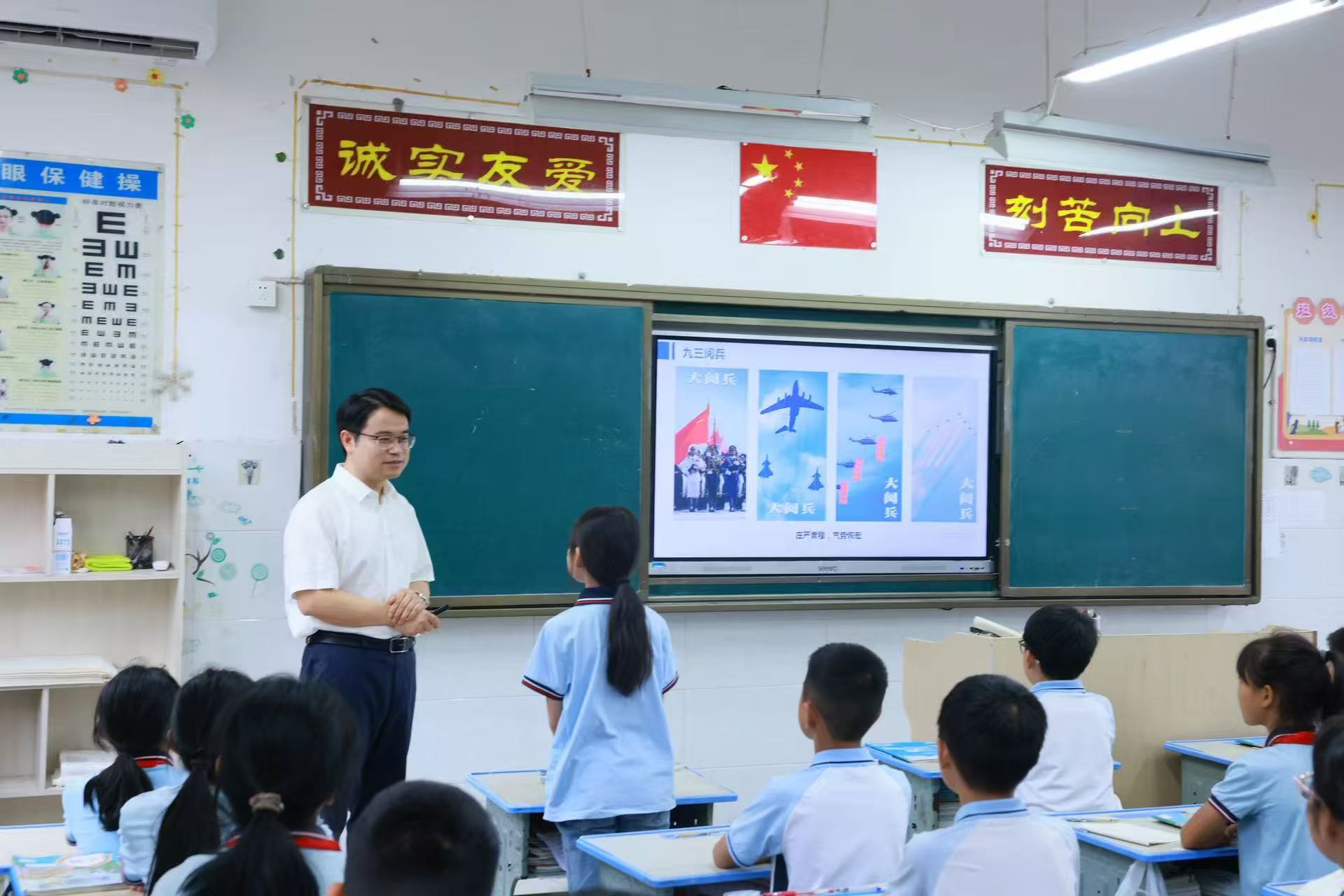 寧波大學(xué)數(shù)學(xué)與統(tǒng)計(jì)學(xué)院科普宣講團(tuán)成員為孩子們上趣味數(shù)學(xué)課 學(xué)校供圖.jpg