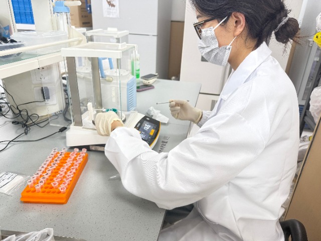 土壤生物普查團(tuán)隊成員在實(shí)驗(yàn)室測樣 學(xué)校供圖.jpg