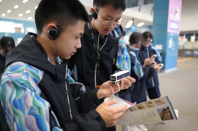 寧波市職業(yè)技術教育中心學校學生查看澳門輕軌模型 學校供圖.JPG 寧波市職業(yè)技術教育中心學校學生查看澳門輕軌模型 學校供圖.JPG