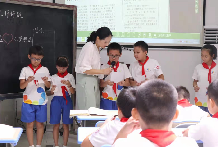 2020年9月簡怡老師在三亞參加省級課堂教學(xué)大賽執(zhí)教《我的心兒怦怦跳》獲省級一等獎（拍攝：陳亞運(yùn)）.png