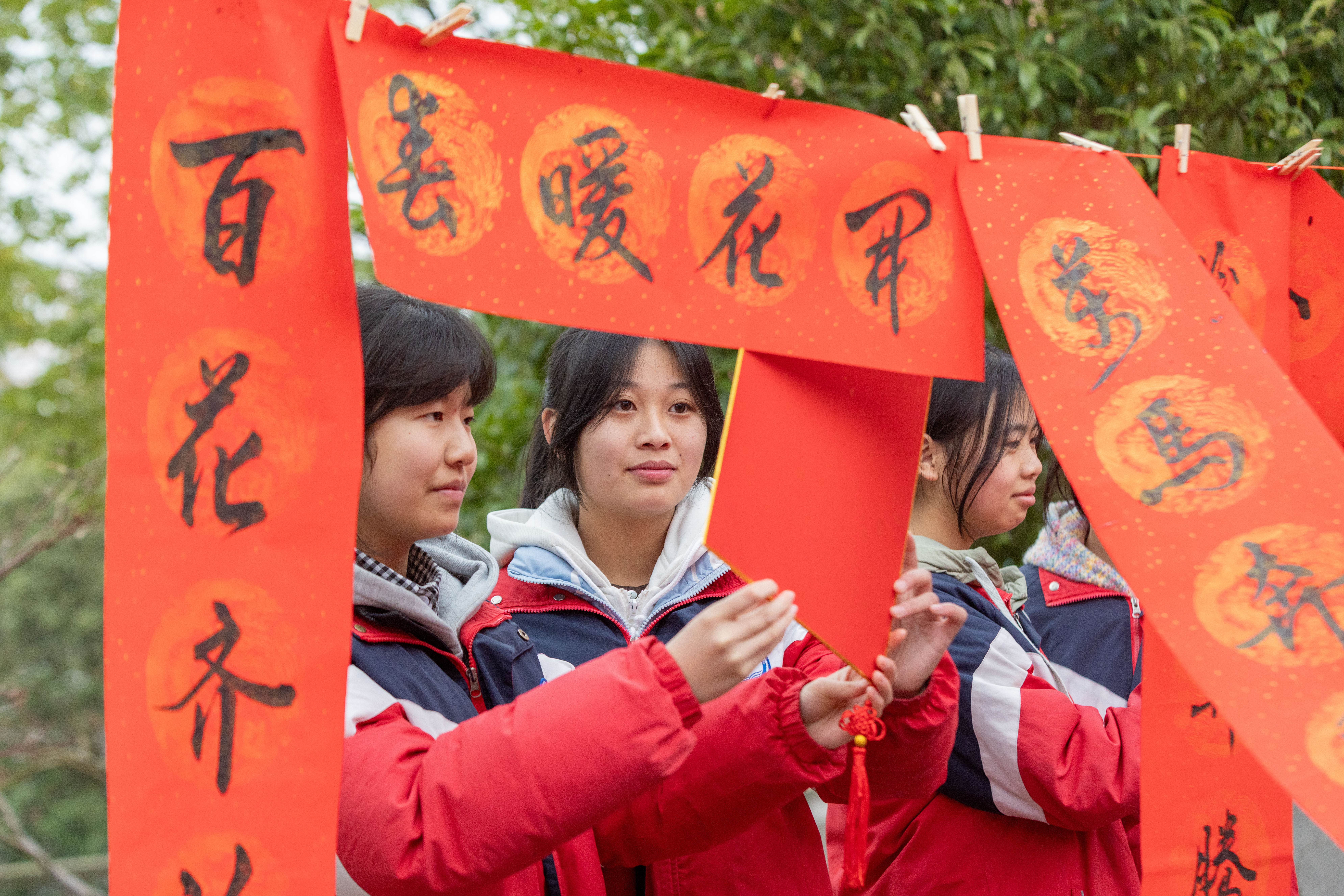 3、2026年1月26日，重慶市南川區(qū)第三中學(xué)校開展“墨香迎新春”書法實(shí)踐活動(dòng)，學(xué)生們手持春聯(lián)，笑容燦爛，傳遞著對(duì)新年的美好祝愿 。.jpg