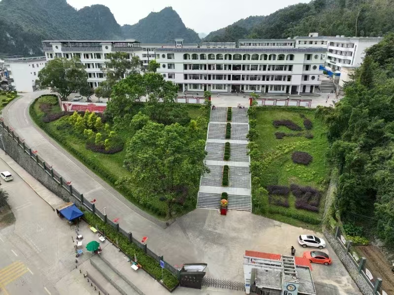 龍邦鎮(zhèn)九年一貫制學(xué)校0.jpg 龍邦鎮(zhèn)九年一貫制學(xué)校0.jpg