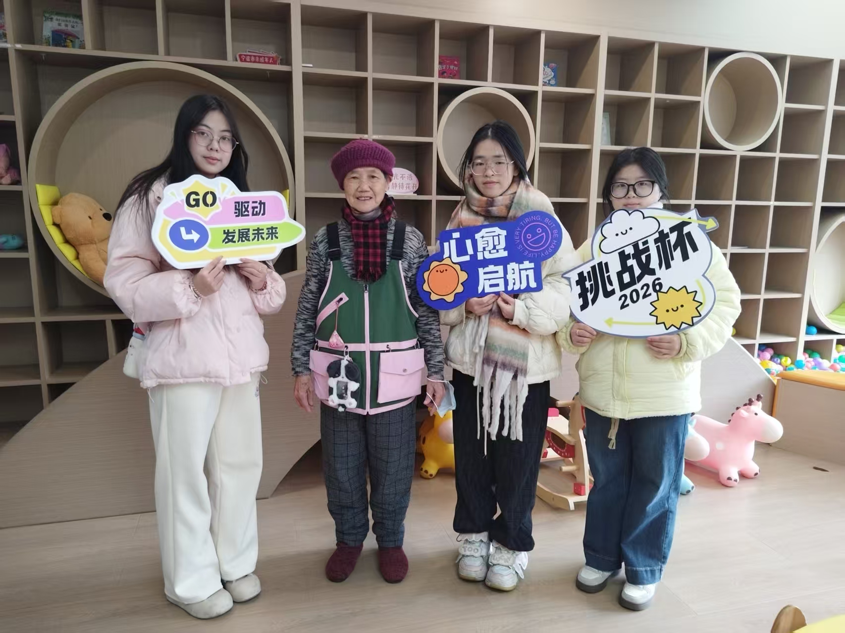 浙江紡織服裝職業(yè)技術(shù)學(xué)院學(xué)生團(tuán)隊(duì)研發(fā)的“暖心馬甲” 學(xué)校供圖.jpg