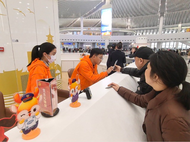 東華大學(xué)“小甜橙”在志愿服務(wù)中。學(xué)校供圖