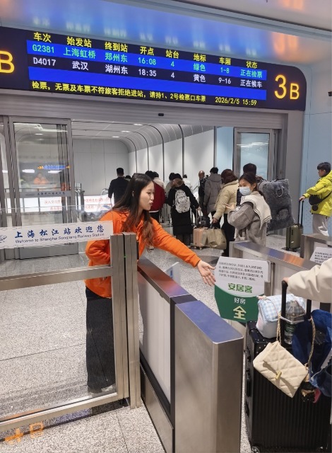 東華大學(xué)“小甜橙”在志愿服務(wù)中。學(xué)校供圖