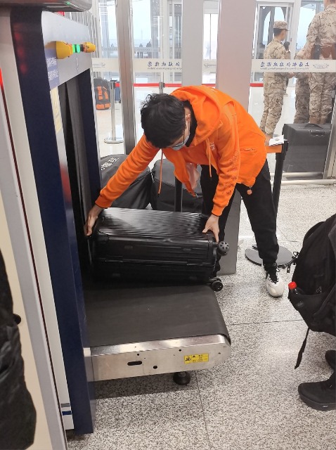 東華大學(xué)“小甜橙”在志愿服務(wù)中。學(xué)校供圖